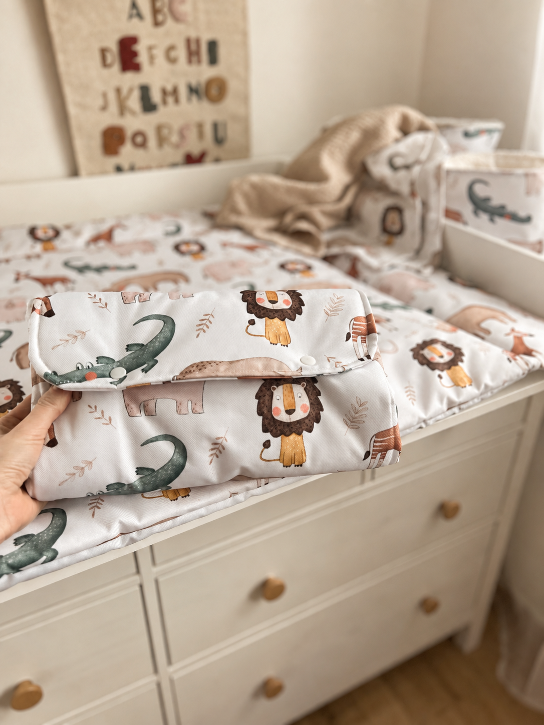 Reise Wickelunterlage Baby | Wasserabweisende Wickelmatte | Frotteeauflage | Wickelauflage unterwegs | Geschenk zur Geburt | Safari Tiere