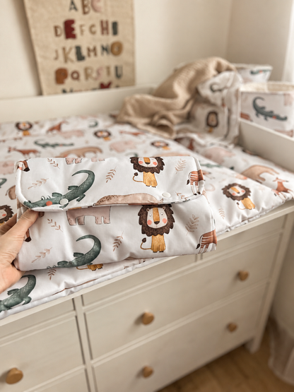 Reise Wickelunterlage Baby | Wasserabweisende Wickelmatte | Frotteeauflage | Wickelauflage unterwegs | Geschenk zur Geburt | Safari Tiere