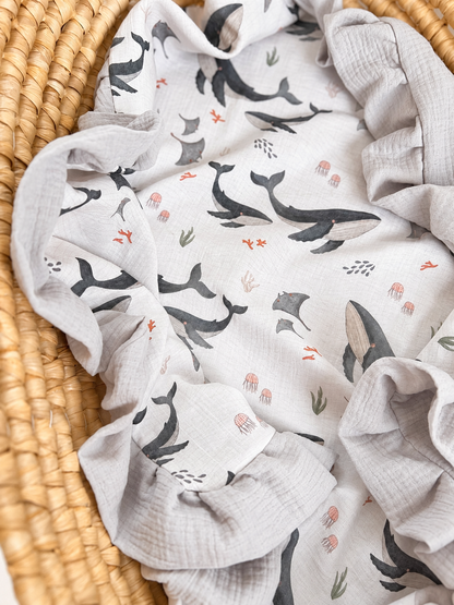 Personalisierte Musselin Babydecke mit Rüschen | 100% Baumwolle | Babydecke mit Namen | Wal Ozean