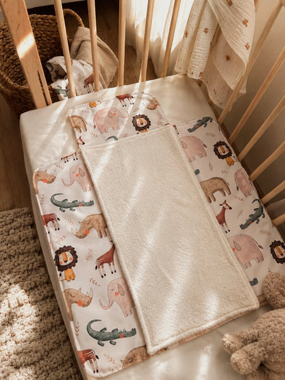 Reise Wickelunterlage Baby | Wasserabweisende Wickelmatte | Frotteeauflage | Wickelauflage unterwegs | Geschenk zur Geburt | Safari Tiere