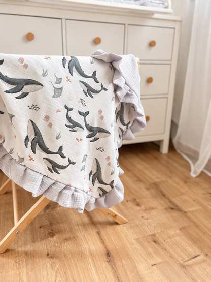 Personalisierte Musselin Babydecke mit Rüschen | 100% Baumwolle | Babydecke mit Namen | Wal Ozean