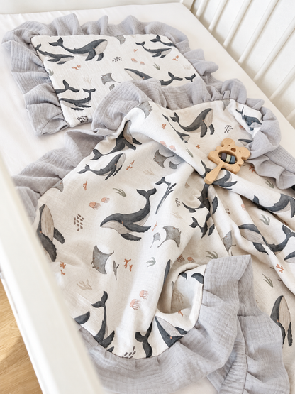 Personalisierte Musselin Babydecke mit Rüschen | 100% Baumwolle | Babydecke mit Namen | Wal Ozean