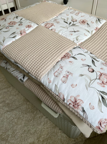 Krabbeldecke Patchwork „Hase, Blumen+Waffelpique hellbeige“