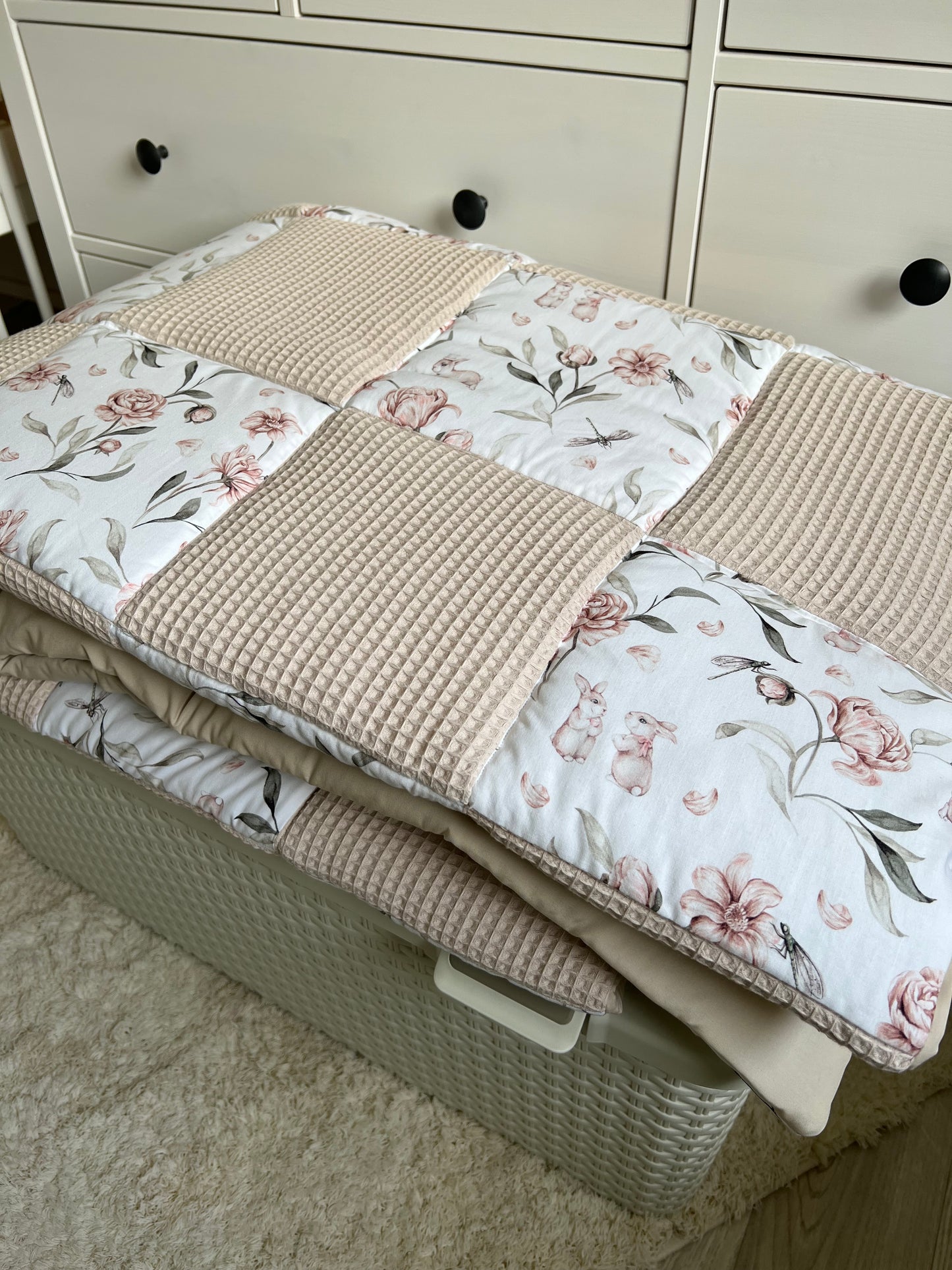 Krabbeldecke Patchwork „Hase, Blumen+Waffelpique hellbeige“