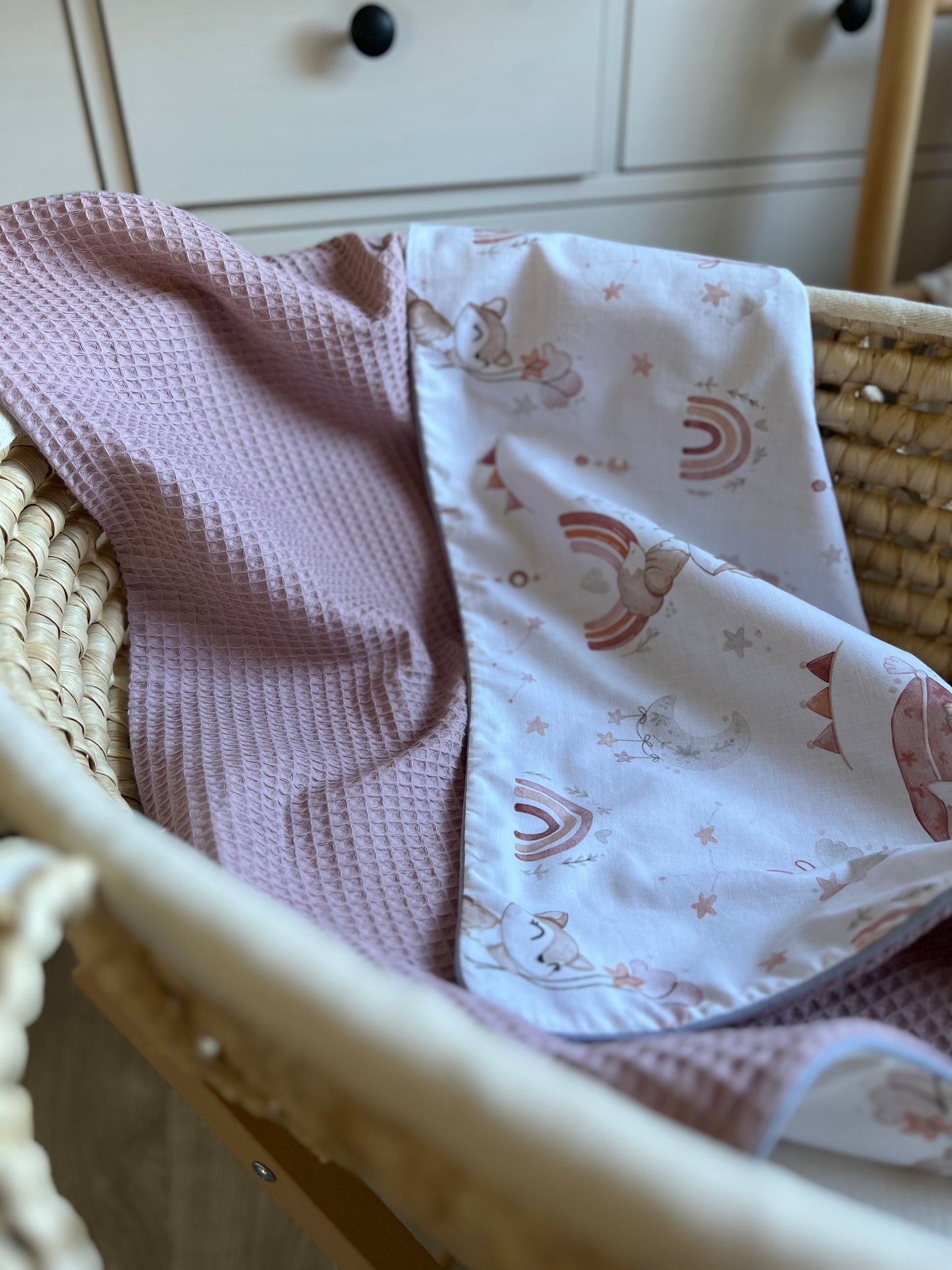 Babydecke "Füchse auf Regenbogen +Waffelpique altrosa" (einen Namen sticken ist gratis!)