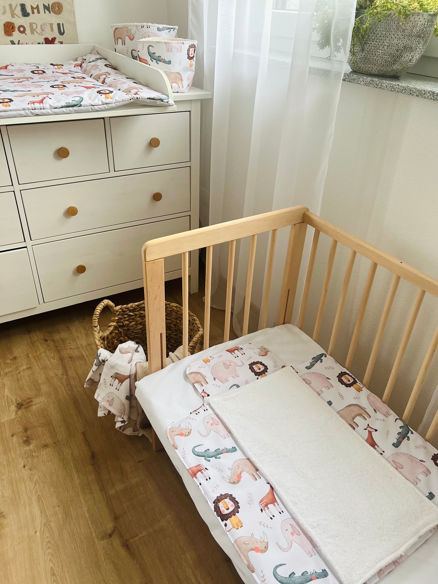 Reise Wickelunterlage Baby | Wasserabweisende Wickelmatte | Frotteeauflage | Wickelauflage unterwegs | Geschenk zur Geburt | Safari Tiere