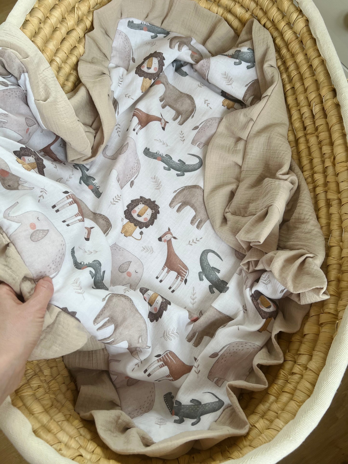 Personalisierte Musselin Babydecke mit Rüschen | 100% Baumwolle | Babydecke mit Namen | Safari Tiere