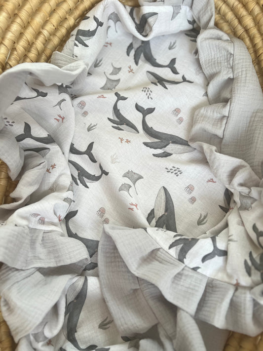 Personalisierte Musselin Babydecke mit Rüschen | 100% Baumwolle | Babydecke mit Namen | Wal Ozean