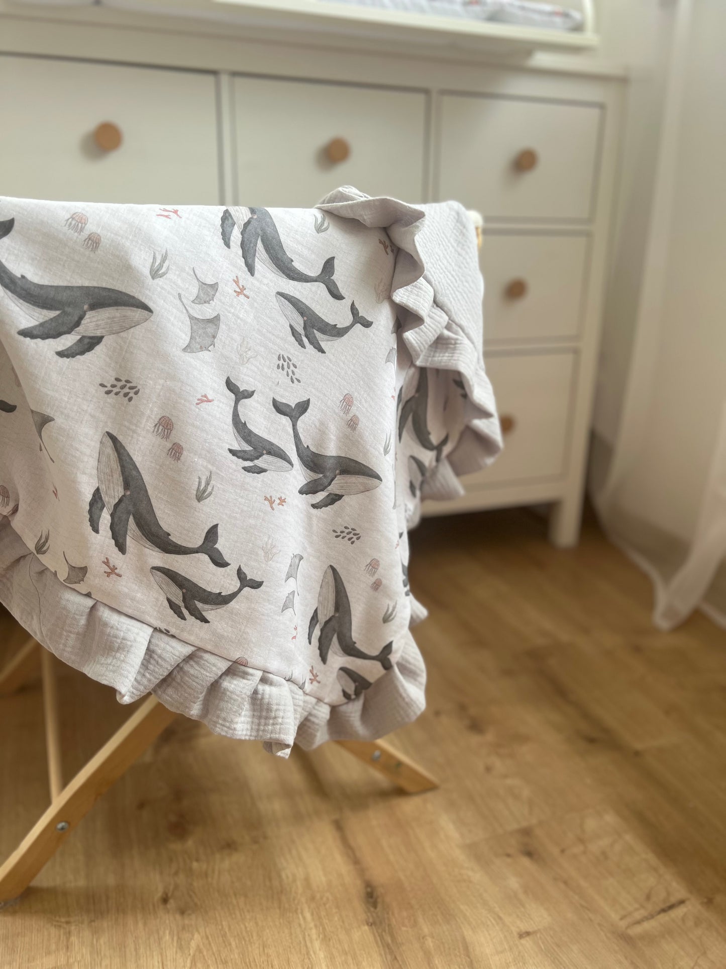 Personalisierte Musselin Babydecke mit Rüschen | 100% Baumwolle | Babydecke mit Namen | Wal Ozean