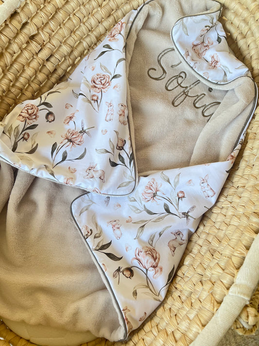 Kuscheldecke hellbeige „Hase, Blumen“ (einen Namen sticken ist gratis!)