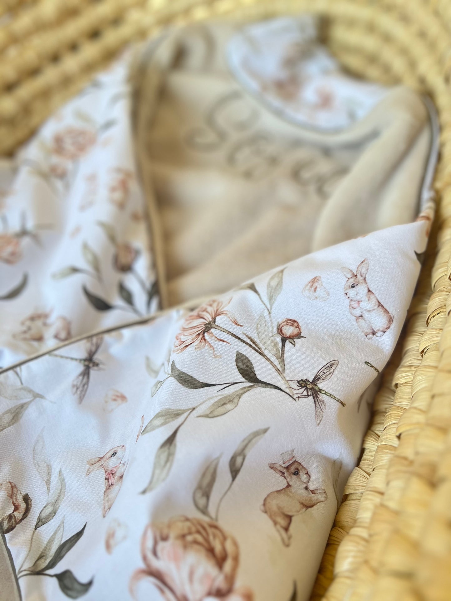 Kuscheldecke hellbeige „Hase, Blumen“ (einen Namen sticken ist gratis!)