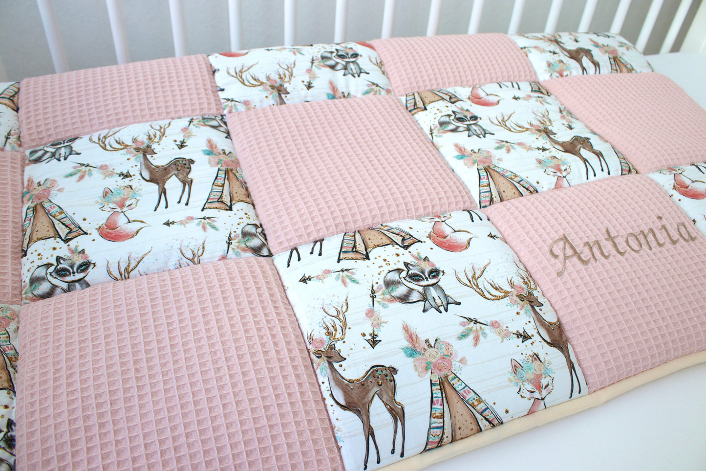 Krabbeldecke Patchwork „Märchen Wald+Waffelpique rosa/nude“