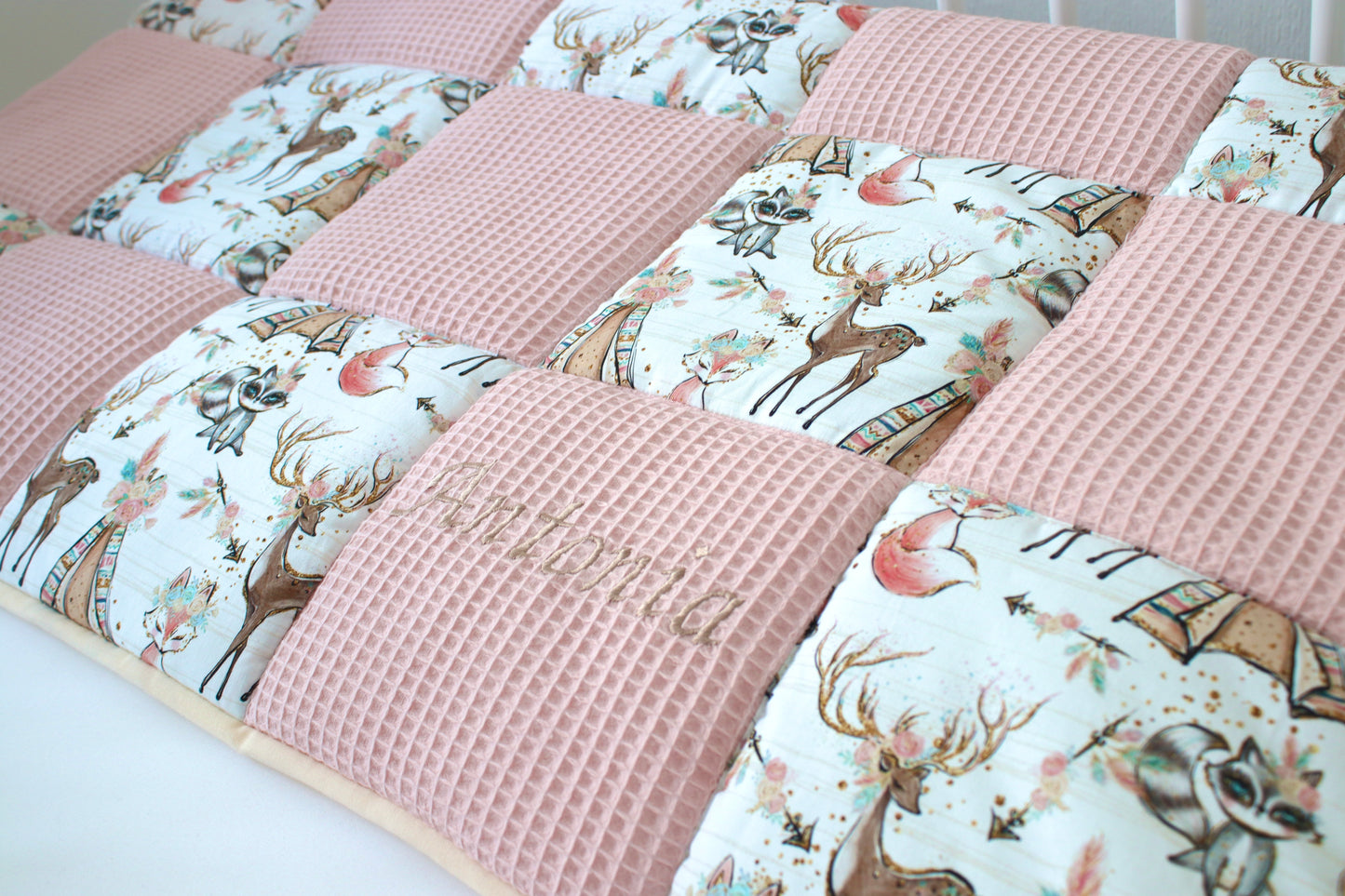 Krabbeldecke Patchwork „Märchen Wald+Waffelpique rosa/nude“