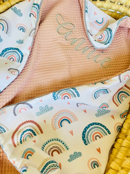 Babydecke "Regenbogen +Waffelpique rosa/nude" (einen Namen sticken ist gratis!)