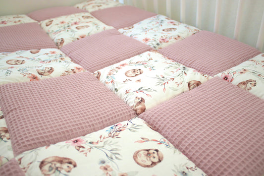Krabbeldecke Patchwork „Igel+Waffelpique altrosa“
