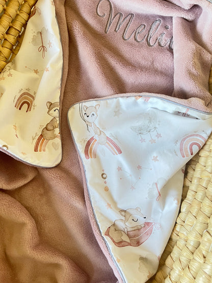 Kuscheldecke altrosa „Füchse auf Regenbogen“ (einen Namen sticken ist gratis!)