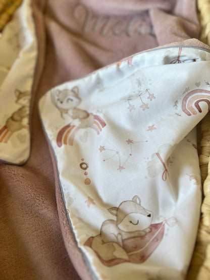 Kuscheldecke altrosa „Füchse auf Regenbogen“ (einen Namen sticken ist gratis!)