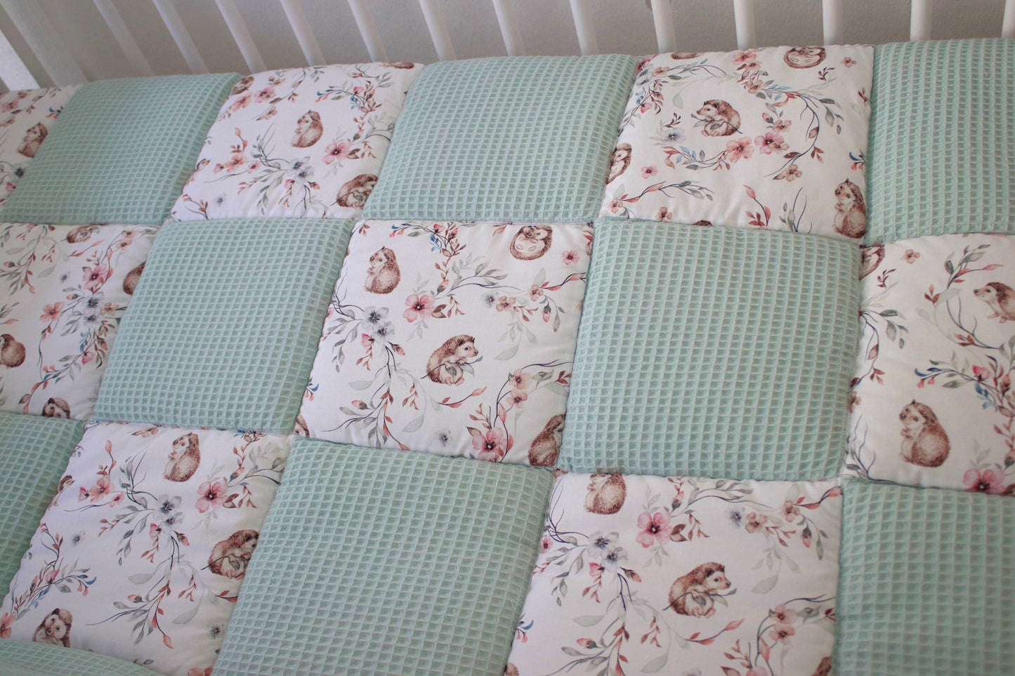 Krabbeldecke Patchwork „Igel+Waffelpique hellgrün/mint“