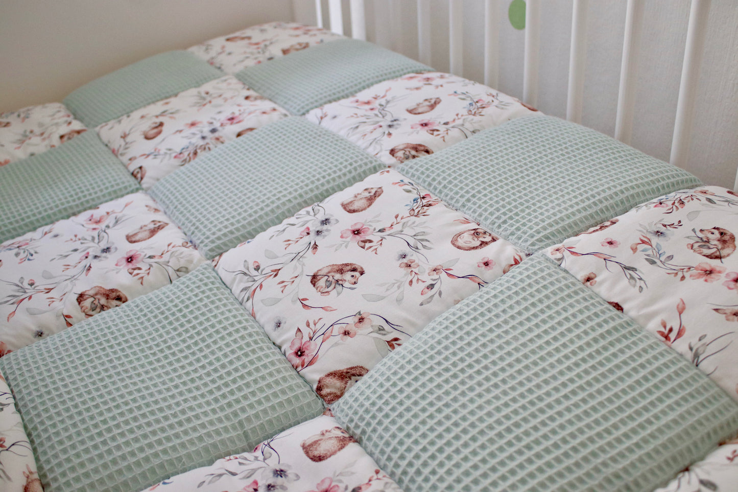 Krabbeldecke Patchwork „Igel+Waffelpique hellgrün/mint“