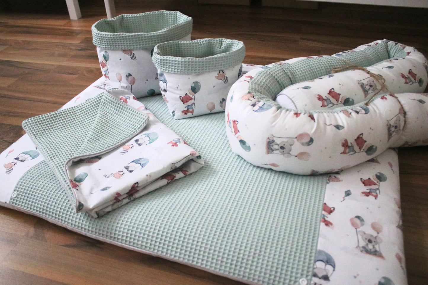 Wickelauflage Set „Tiere mit Luftballons+Waffelpique hellgrün/mint“