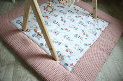 Krabbeldecke „Tiere mit Luftballons+Waffelpique rosa/nude"