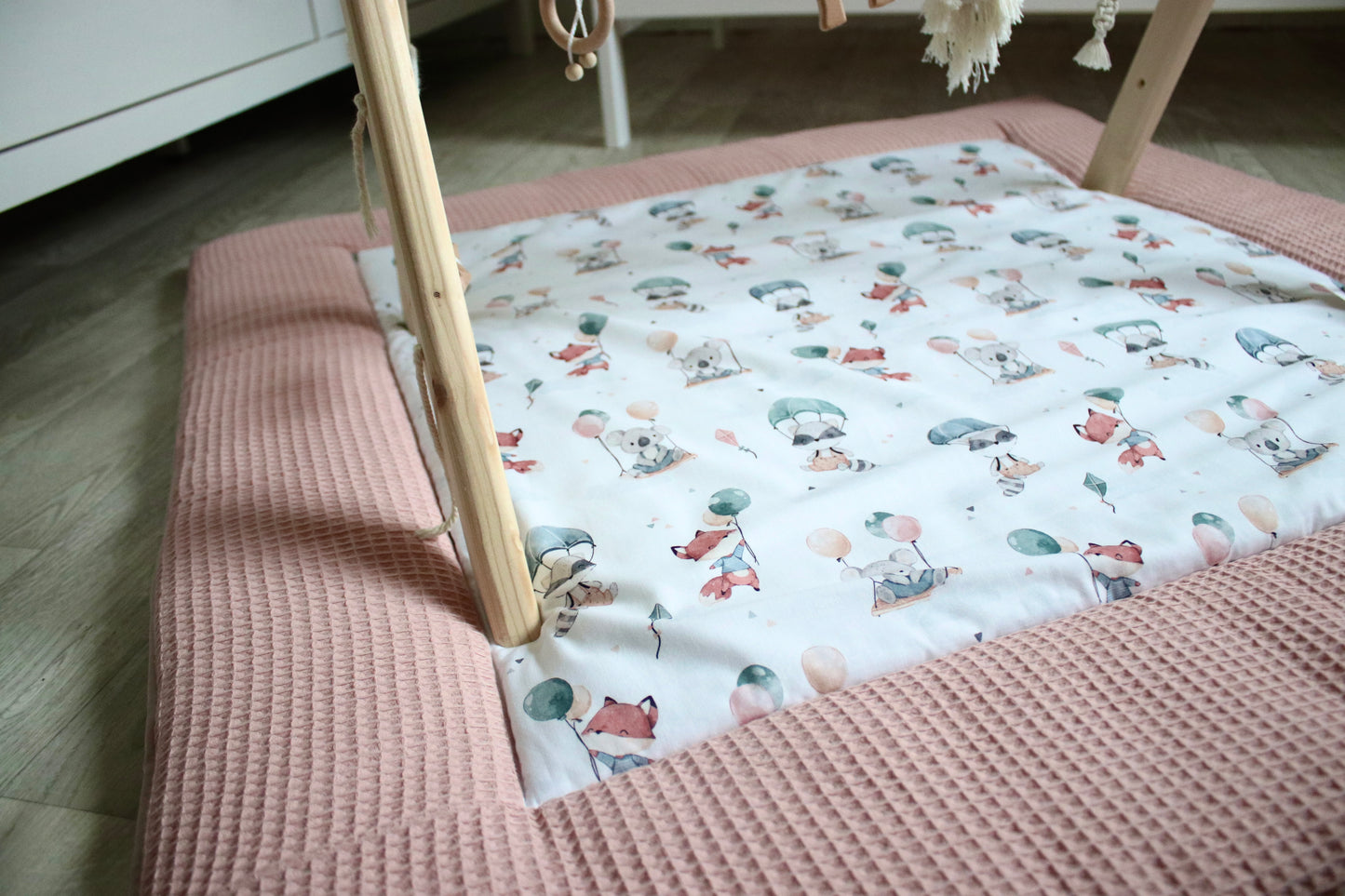 Krabbeldecke „Tiere mit Luftballons+Waffelpique rosa/nude"