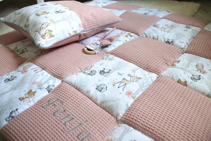 Krabbeldecke Patchwork „Baby Waldtiere+Waffelpique rosa/nude“