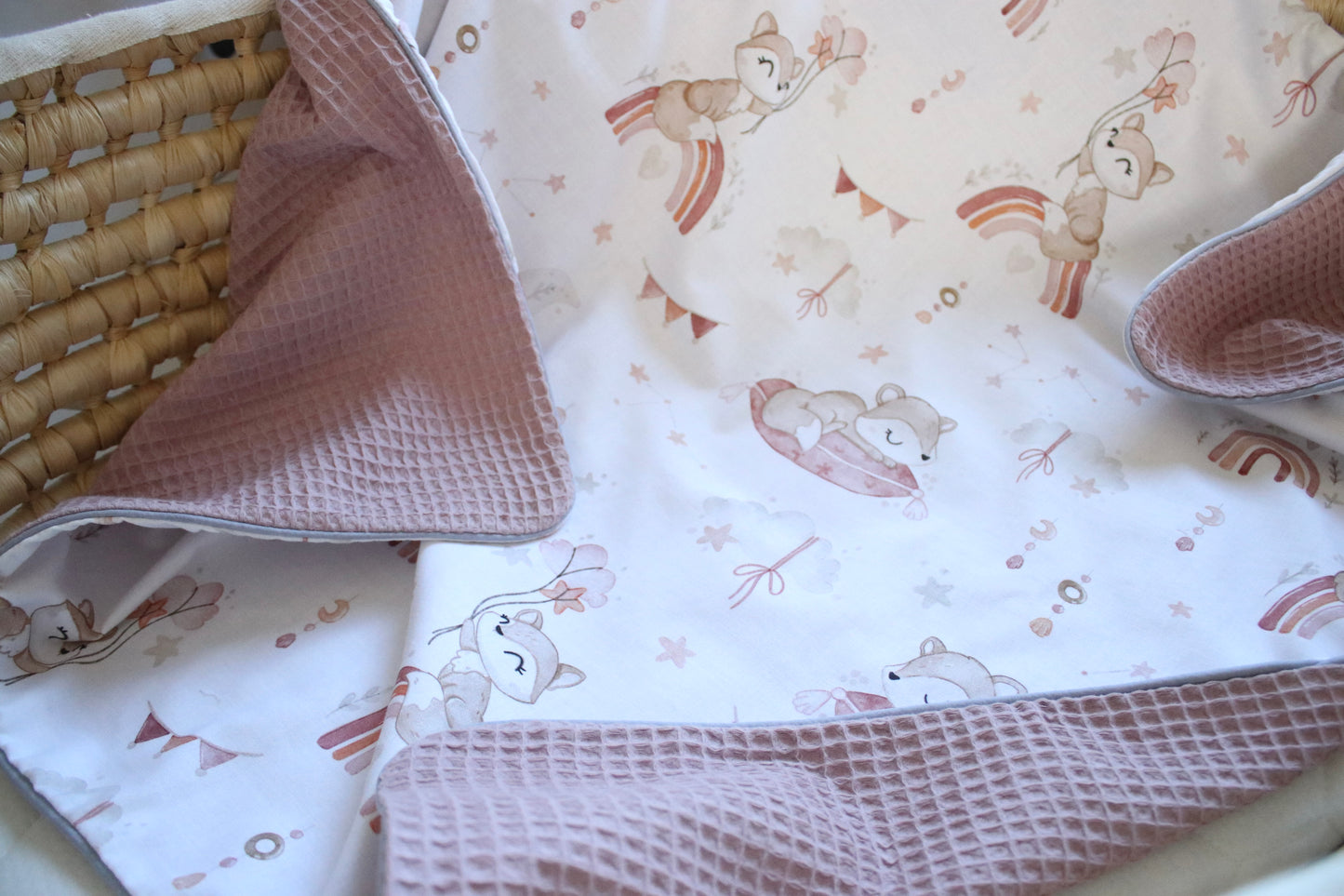 Babydecke "Füchse auf Regenbogen +Waffelpique altrosa" (einen Namen sticken ist gratis!)