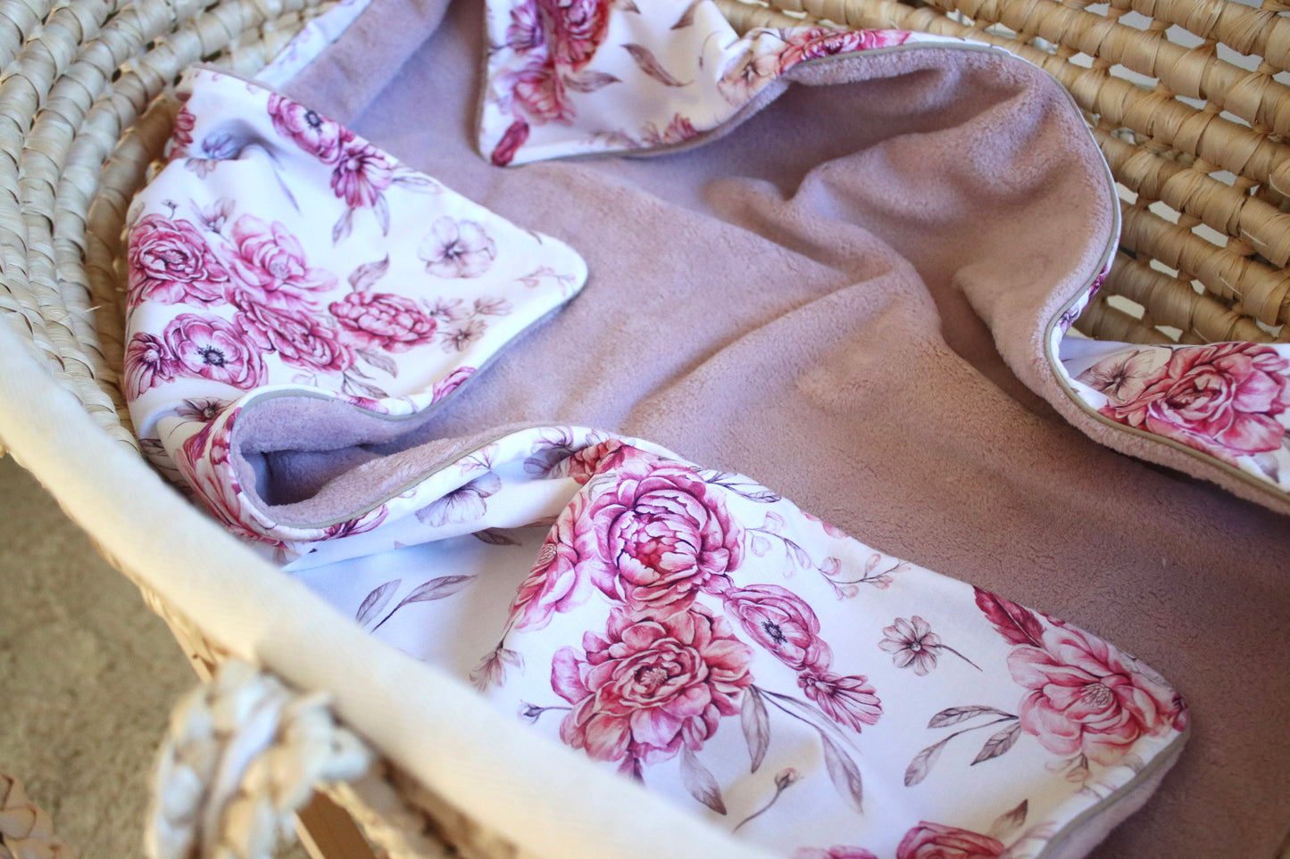 Kuscheldecke altrosa „Pfingstrosen, Blumen“ (einen Namen sticken ist gratis!)