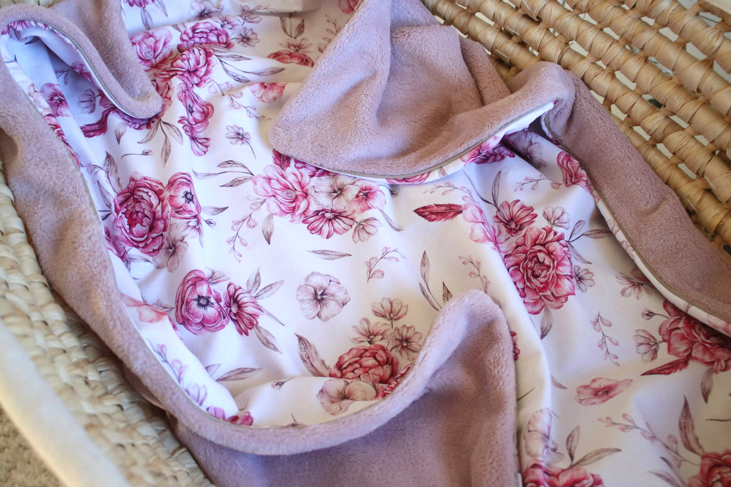 Kuscheldecke altrosa „Pfingstrosen, Blumen“ (einen Namen sticken ist gratis!)