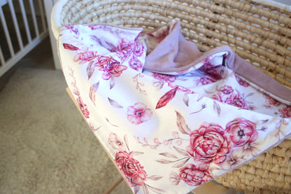 Kuscheldecke altrosa „Pfingstrosen, Blumen“ (einen Namen sticken ist gratis!)