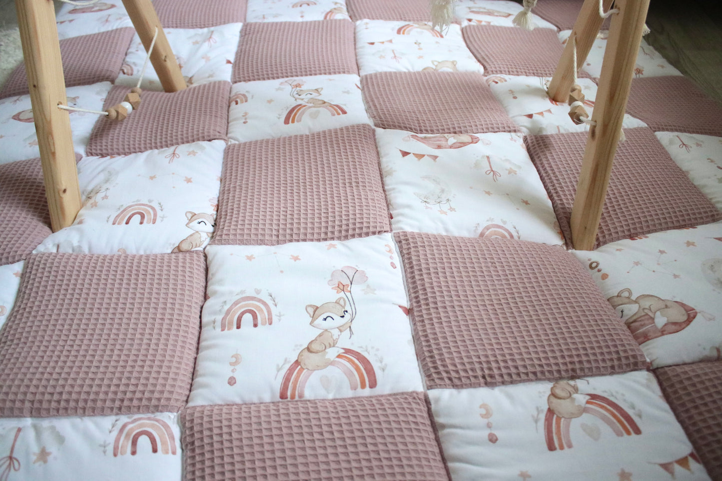 Krabbeldecke Patchwork „Füchse auf Regenbogen+Waffelpique altrosa“