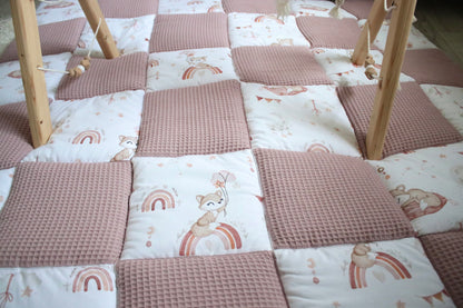 Krabbeldecke Patchwork „Füchse auf Regenbogen+Waffelpique altrosa“