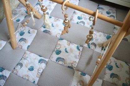 Krabbeldecke Patchwork „Löwe+Waffelpique hellgrau“