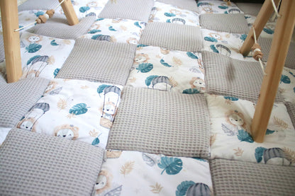 Krabbeldecke Patchwork „Löwe+Waffelpique hellgrau“