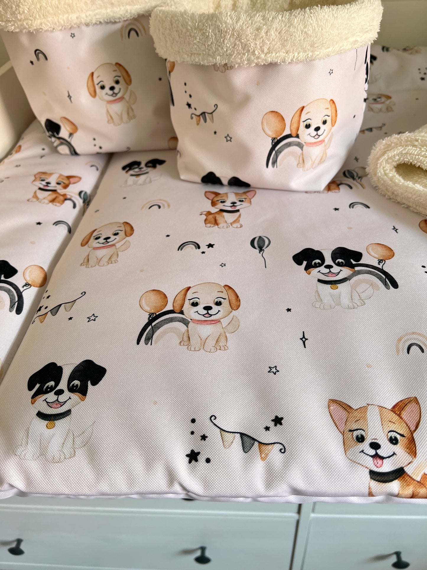 Wasserabweisende Wickelauflage "Hunde“