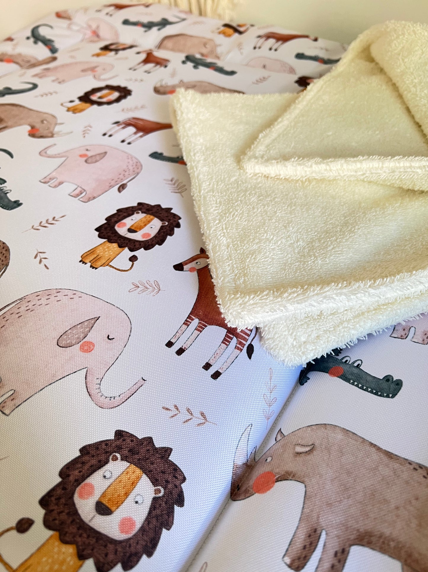 Wasserabweisende Wickelauflage "Afrika“